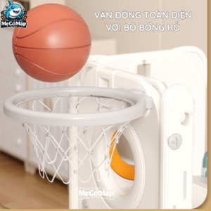 Set bóng rổ được gắn ở thành cầu trượt, phù hợp theo chiều cao của bé
