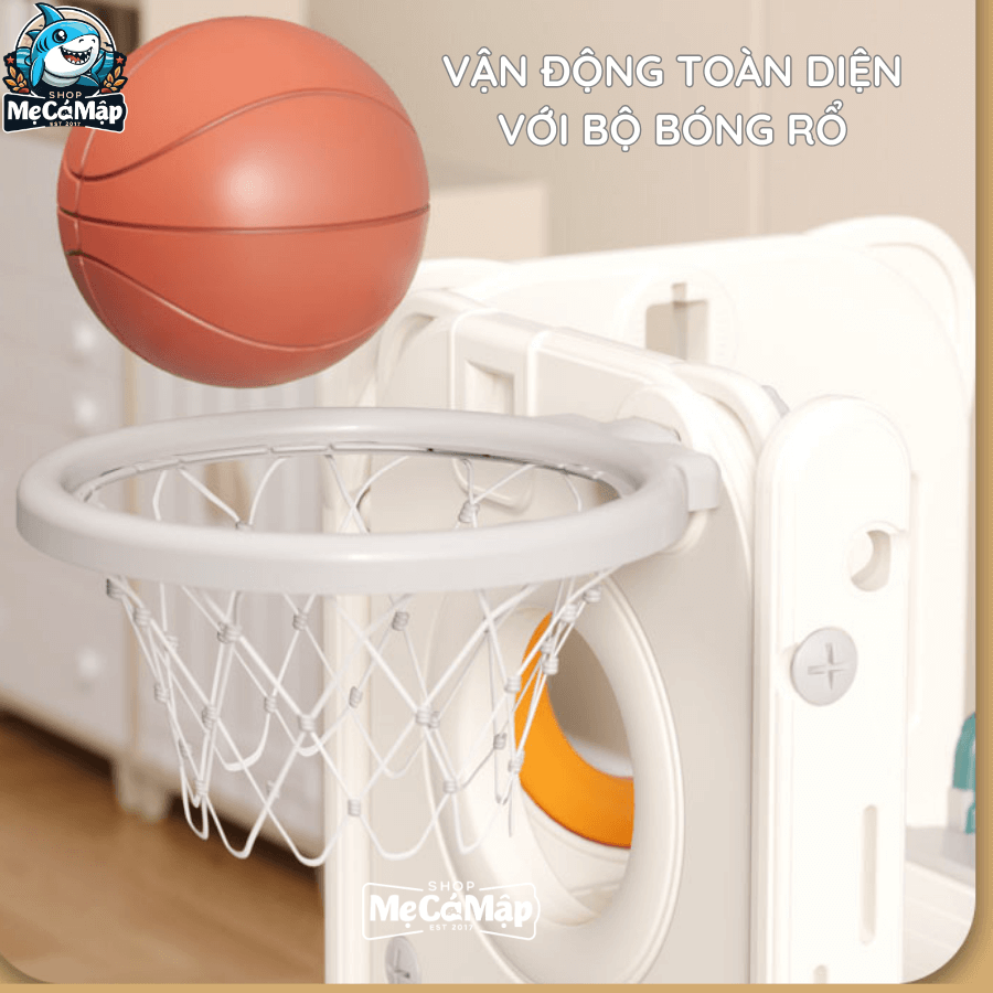 Set bóng rổ được gắn ở thành cầu trượt, phù hợp theo chiều cao của bé