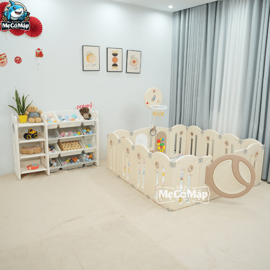 Các khe, lỗ thoáng trên các tấm quây được nghiên cứu và thiết kế tỉ mỉ, an toàn để bé không bị kẹp tay, kẹp chân