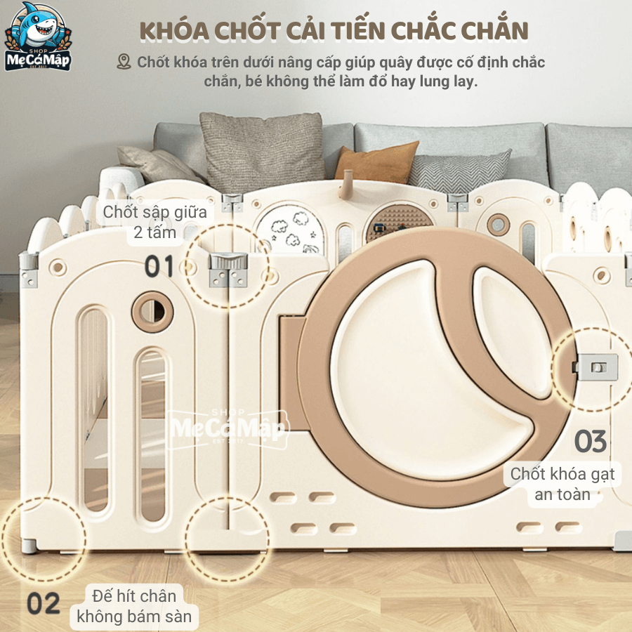 Tấm cửa có chốt khóa an toàn, chiều cao tấm quây 63cm phù hợp với cả những bé đã biết đứng biết đi