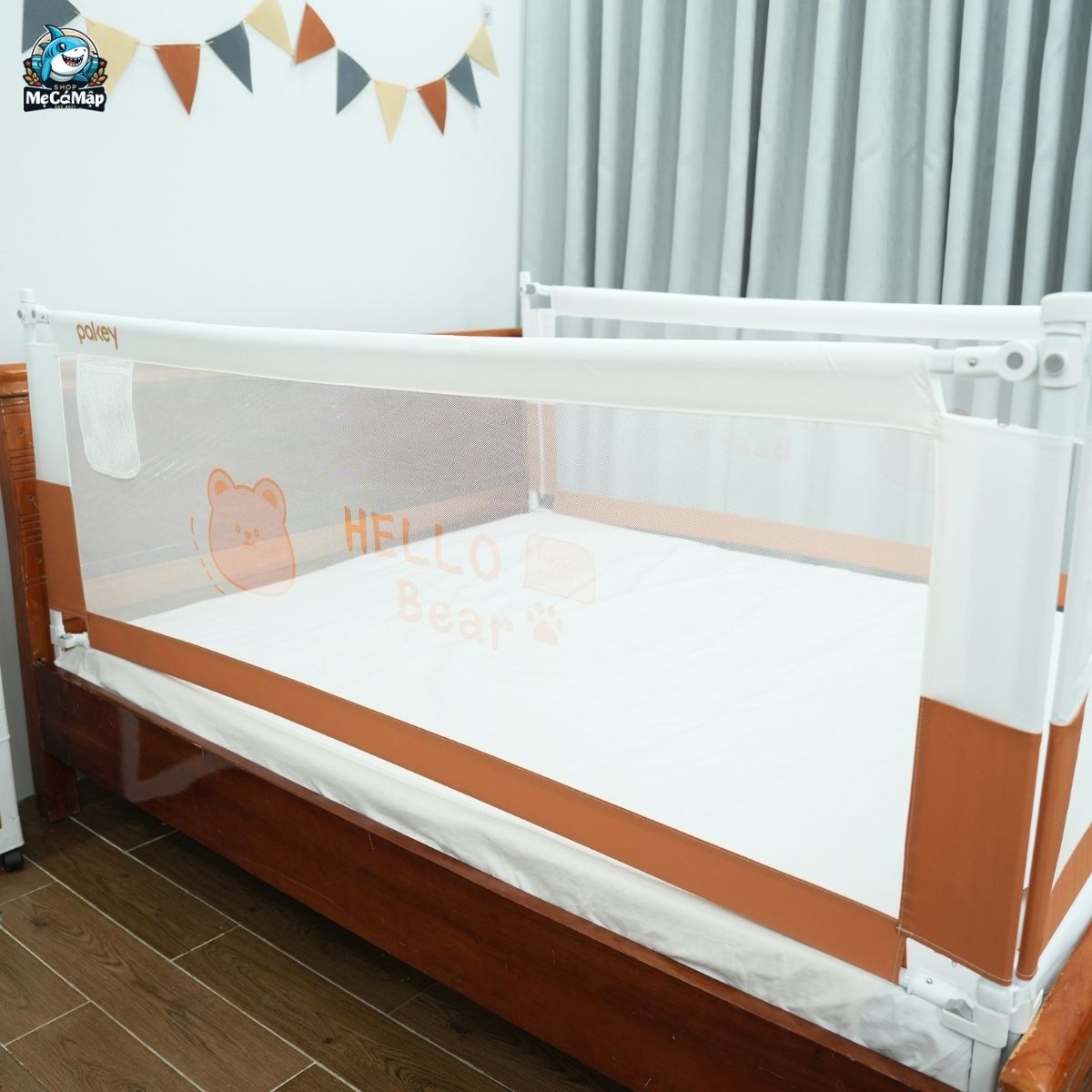 Chiều cao thanh chắn (105cm) cao nhất thị trường, được nâng cấp để đảm bảo an toàn cho bé