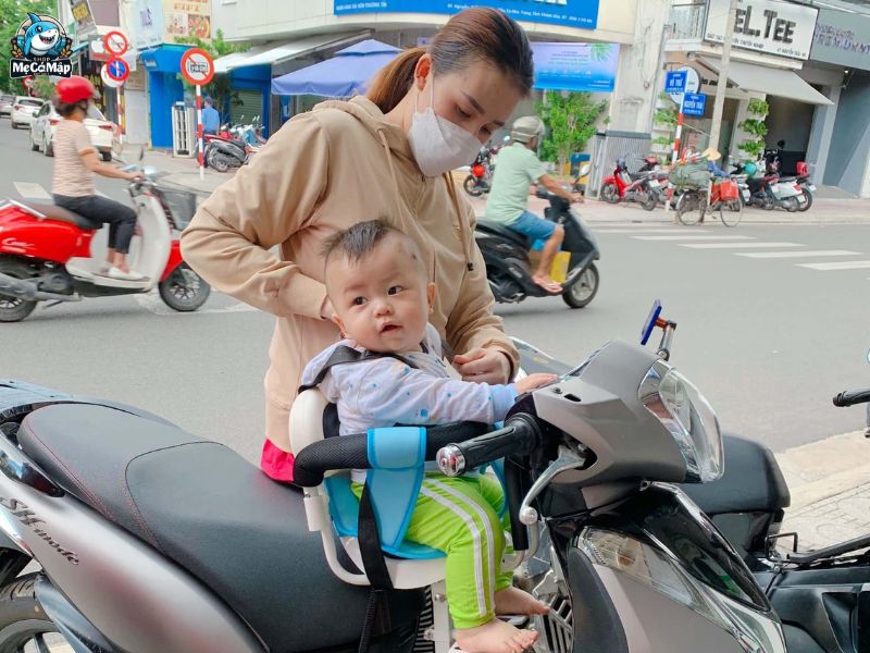 2 cách lắp ghế ngồi xe máy cho bé và những lưu ý quan trọng 