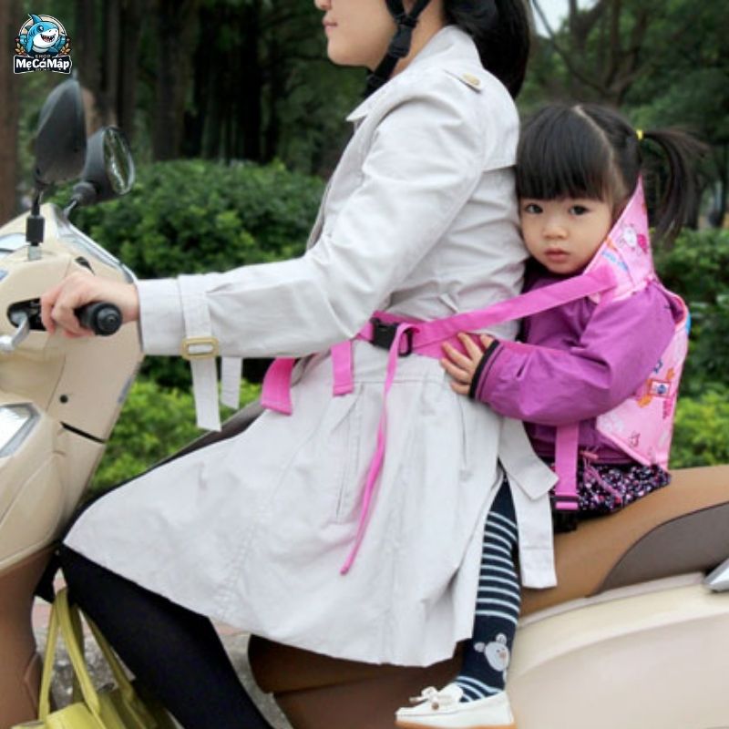 Có nên dùng đai đi xe máy cho bé không? Lợi ích và hướng dẫn sử dụng