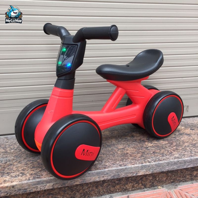 Xe cho bé 1 tuổi: Nên mua xe lắc, xe tập đi hay xe chòi chân?