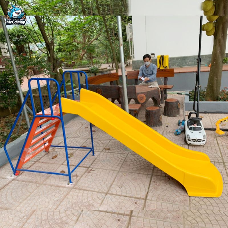 5 lưu ý quan trọng khi cho bé chơi cầu trượt công viên