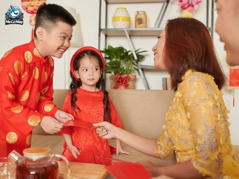Lì xì cho bé và cách dạy con ứng xử khéo léo, lễ phép ngày Tết
