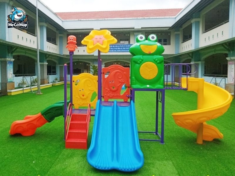 Có nên cho bé chơi cầu trượt? 3 lợi ích và 5 lưu ý khi chơi