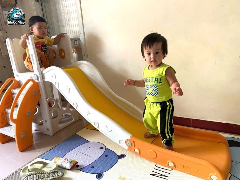 Có nên cho bé chơi cầu trượt? 3 lợi ích và 5 lưu ý khi chơi