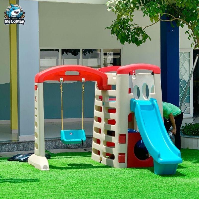 Có nên cho bé chơi cầu trượt? 3 lợi ích và 5 lưu ý khi chơi