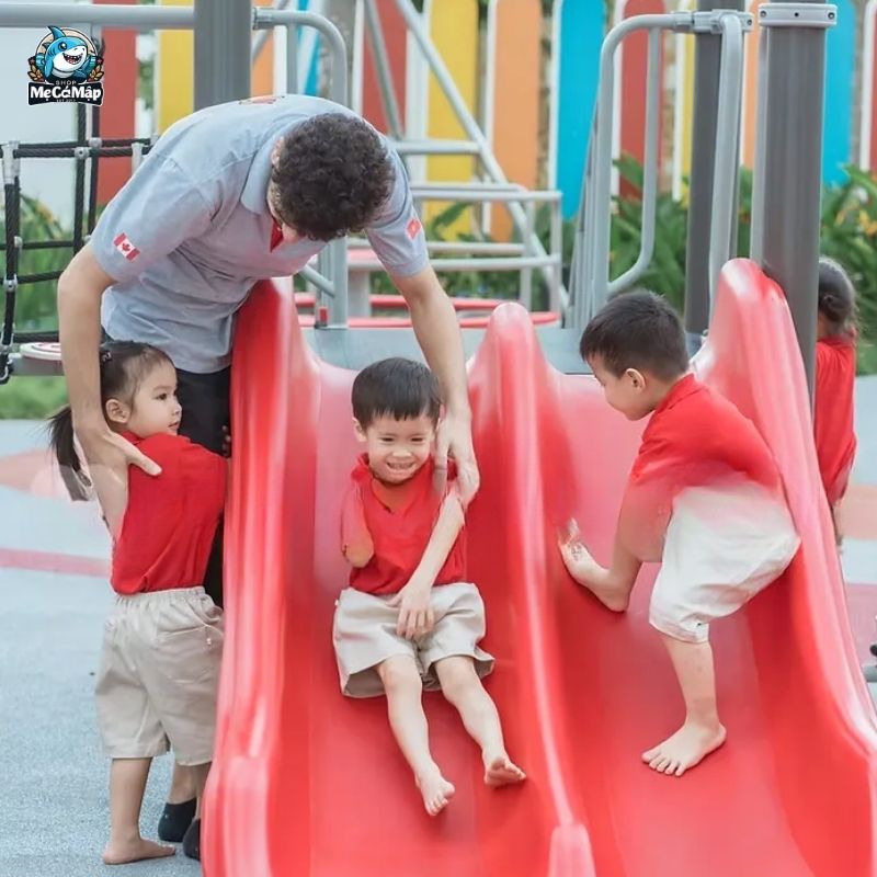 Có nên cho bé chơi cầu trượt? 3 lợi ích và 5 lưu ý khi chơi