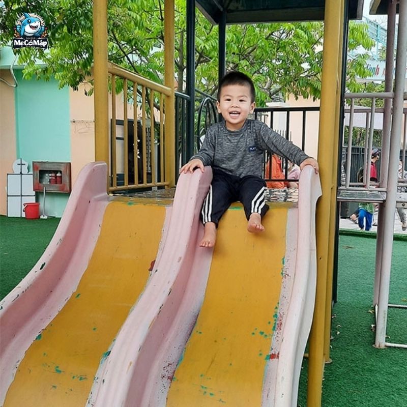 Có nên cho bé chơi cầu trượt? 3 lợi ích và 5 lưu ý khi chơi