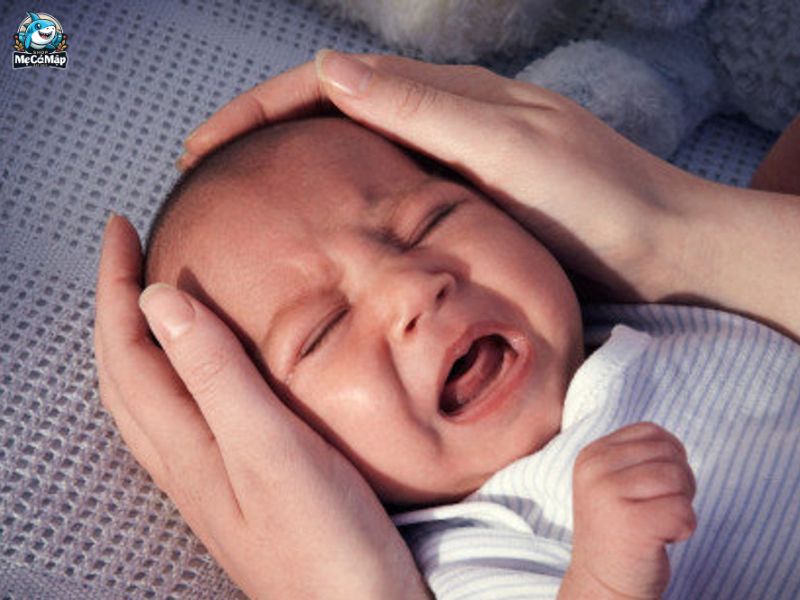 Vì sao trẻ 3 tháng tuổi ngủ hay lắc đầu?