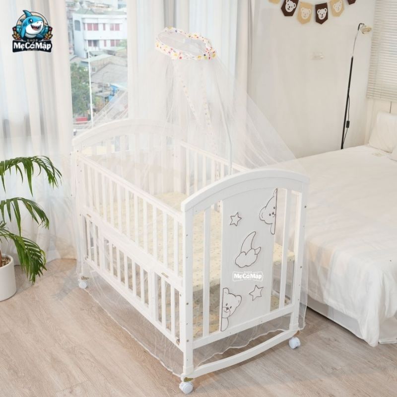 Trẻ có thể bắt đầu ngủ riêng trên nôi hoặc cũi từ khoảng 4–6 tuần tuổi